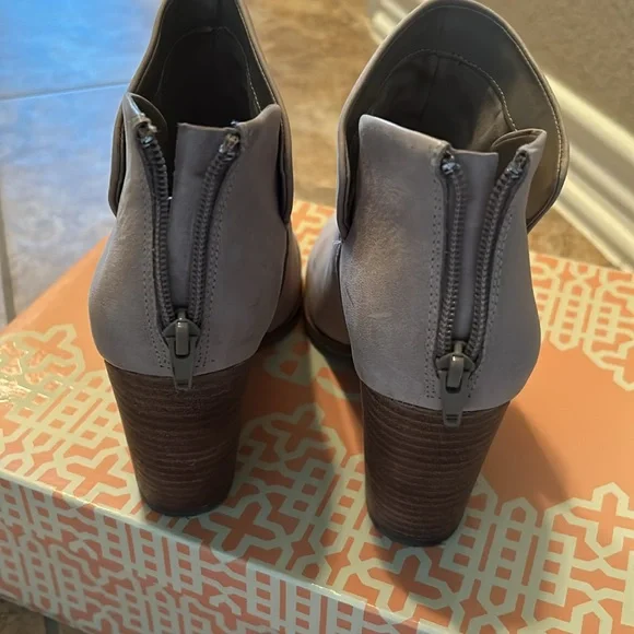 Women’s ankle boots in size 8 1/2. - Picture 3 of 9